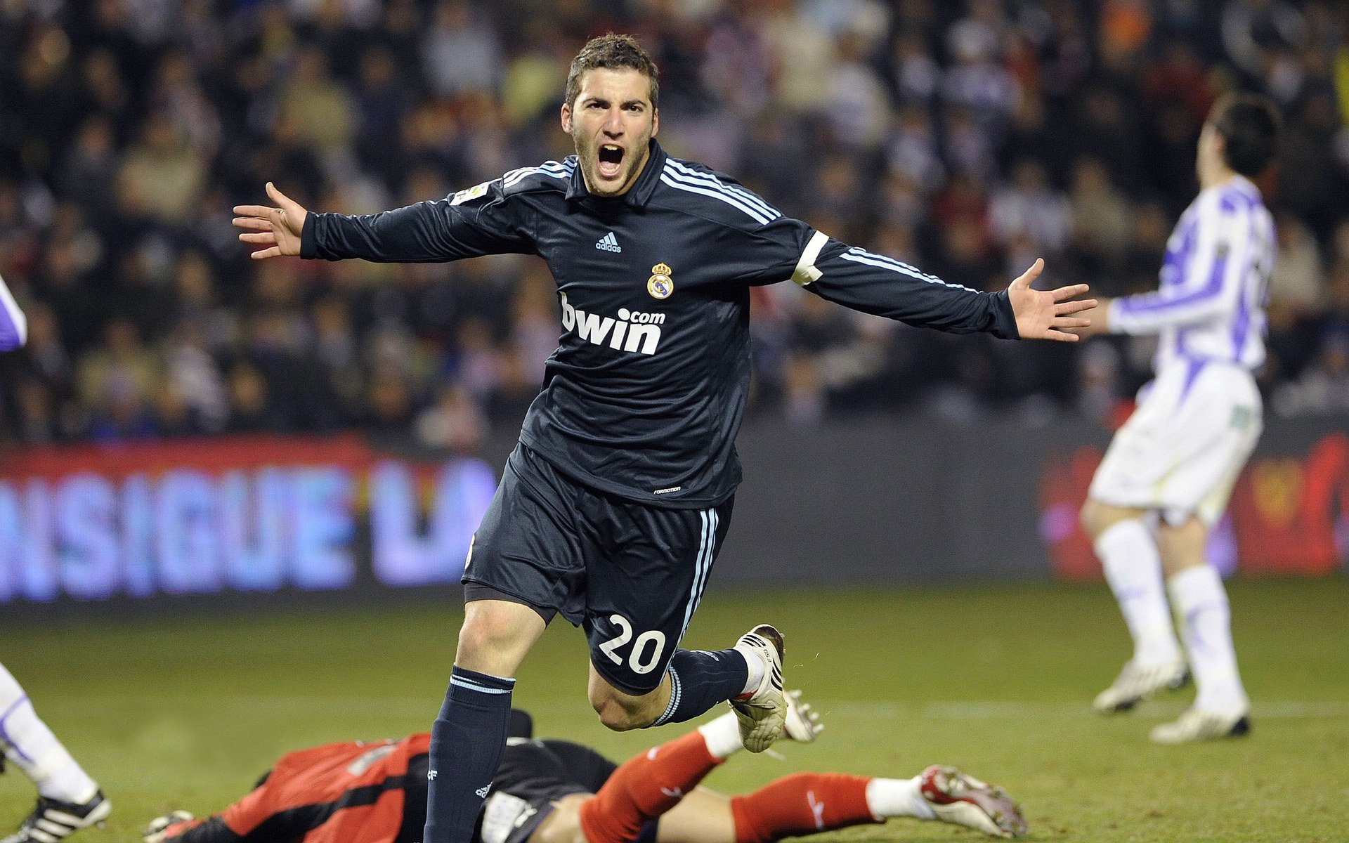 当篮球场上的险胜，遇见赛车场上的接管，竞技体育的不确定性与绝对统治