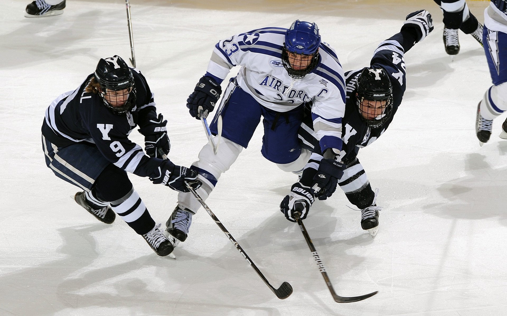 湖人生死战取胜勇士，爱德华兹成为关键先生